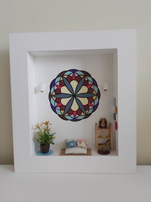 Quadro Cenário Miniatura Móveis Sala com Mandala Diorama