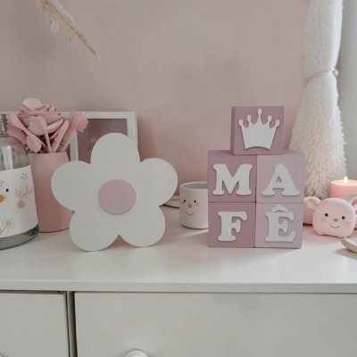 Kit decorativo flor + cubos de mdf decoração infantil de festa e quarto enfeite de bebê mdf