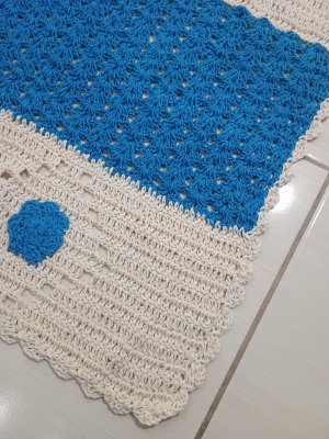 Tapete de Crochê Azul e Cru Artesanal para Porta