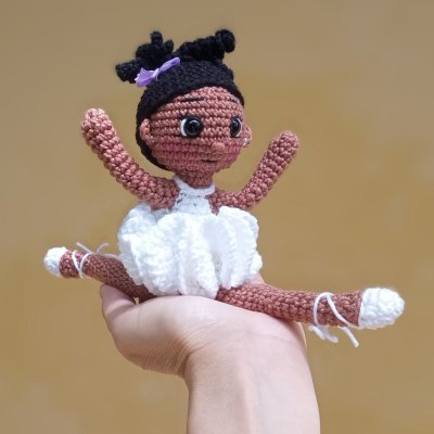 Boneca negra bailarina ariticulada em amigurumi crochê