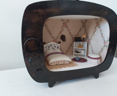Diorama Quadro Televisão Cenário Miniatura Quarto. Feito manualme