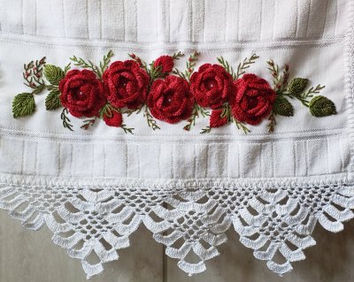 TOALHA DE ROSTO COM APLICAÇÕES DE ROSA CROCHE BORDADA