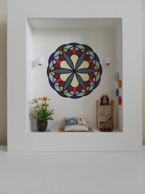 Quadro Cenário Miniatura Móveis Sala com Mandala Diorama