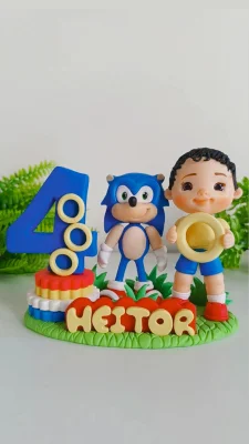 Topo de bolo em biscuit Sonic com menino