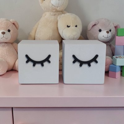 Kit decorativo 2 cubos 8x8 de mdf tema cilios decoração de festa e quarto infantil enfeite de bebê mdf