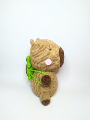 Capivara com mochilinha de tartaruga