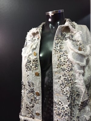 Jaqueta jeans com Cristais Customizada inteira Bordada a Mão