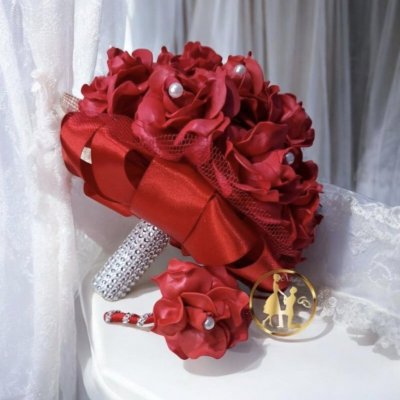 Buquê de Noiva Religioso Vermelho com Detalhes de Pérolas