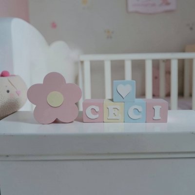 Kit decorativo flor + cubos de mdf decoração infantil de festa e