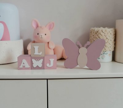 Kit decorativo borboleta + cubos de mdf decoração infantil de festa e quarto enfeite de bebê mdf