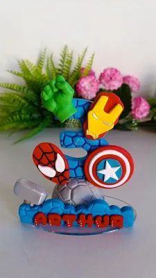 Vela em biscuit heróis