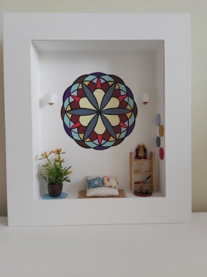 Quadro Cenário Miniatura Móveis Sala com Mandala Diorama