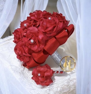 Buquê de Noiva Religioso Vermelho com Detalhes de Pérolas